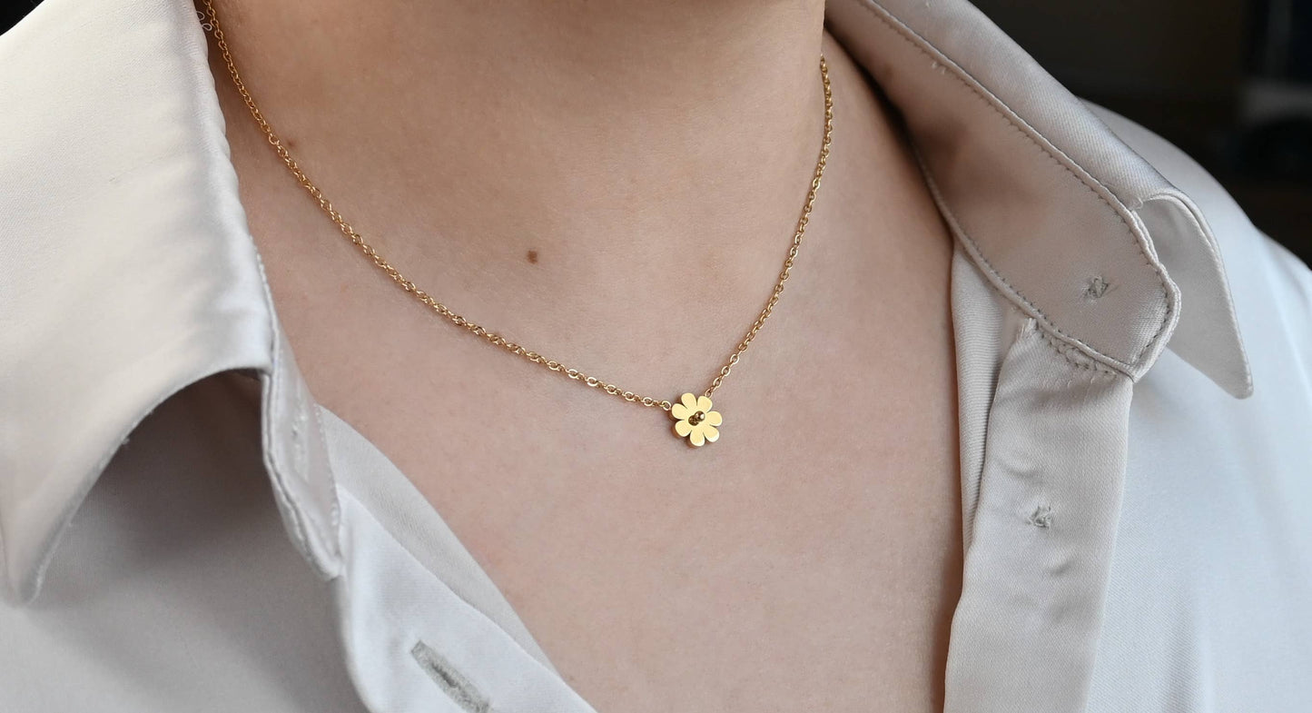18k Gold Flower Necklace