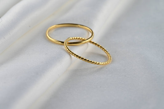 Interlocking Circles Twist Ring 18k gold